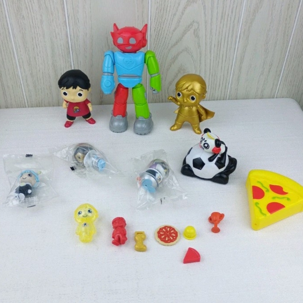 Ryan's World Titan Robot Multi-Color Figure gold Ryan Combo Panda car bundle.